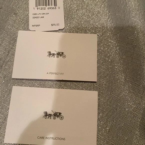 Nwt COACH MINI WRISTLET - Picture 5 of 8